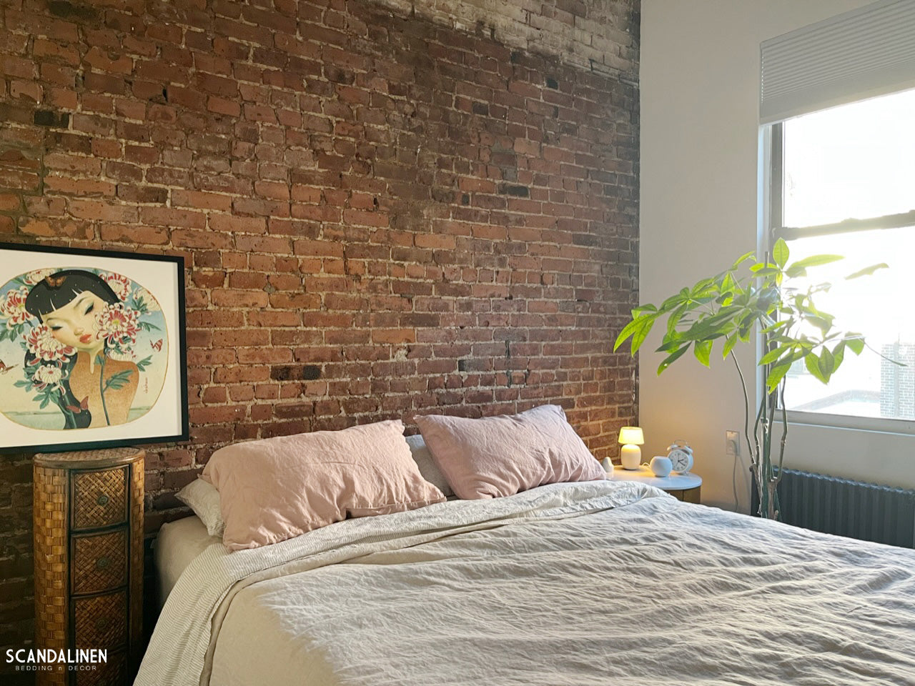 Phòng ngủ căn hộ thành phố hiện đại với chăn ga gối linen
