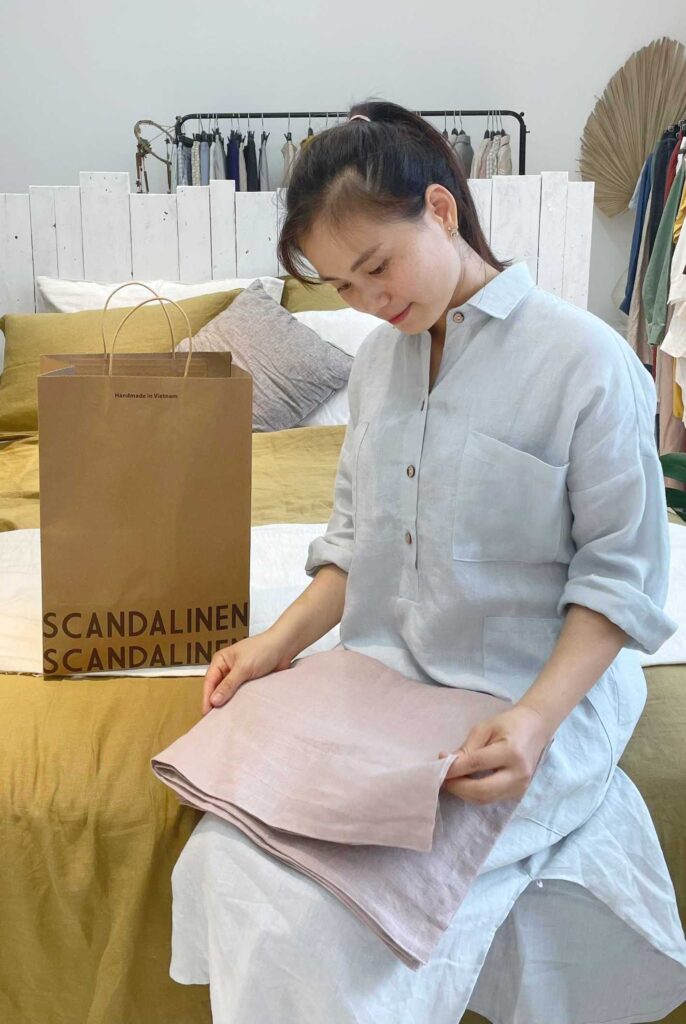 Chăn ga gối linen đỏ trong phòng ngủ