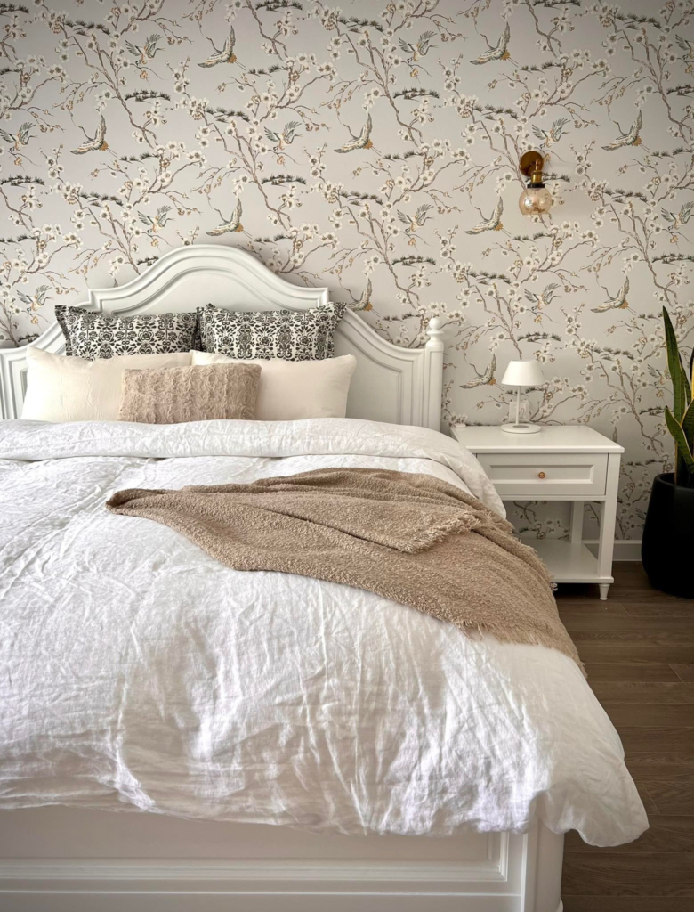 Phòng ngủ đồng quê Pháp với chăn ga gối linen trắng và hoa tươi