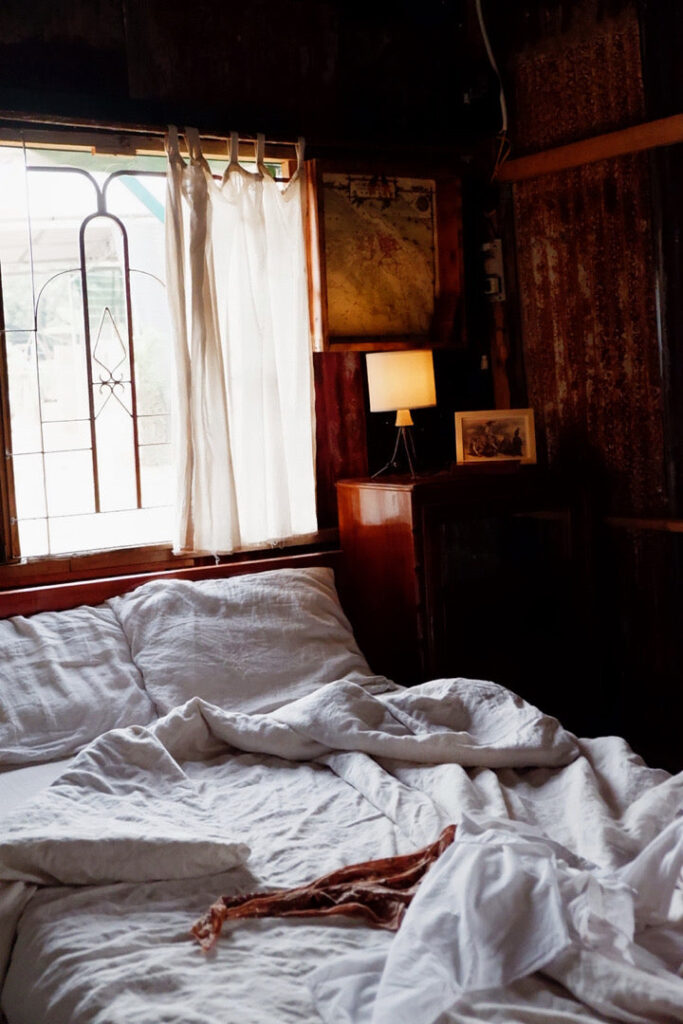 Phòng ngủ farmhouse với chăn ga gối linen Pháp tông trung tính