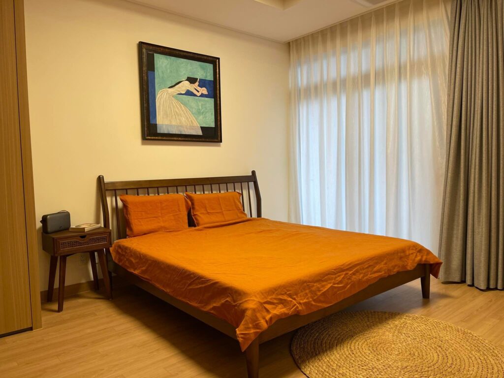 Phòng ngủ Japandi với chăn ga gối linen tông trung tính