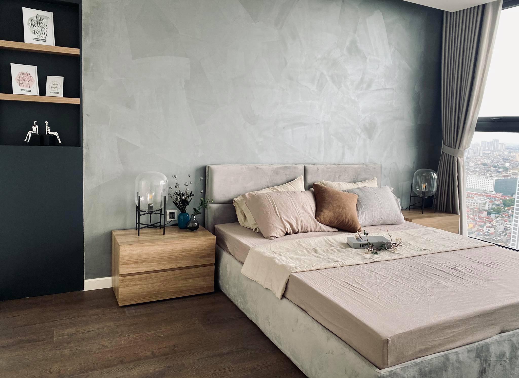 Phòng ngủ căn hộ chung cư cao tầng với chăn ga gối linen Pháp