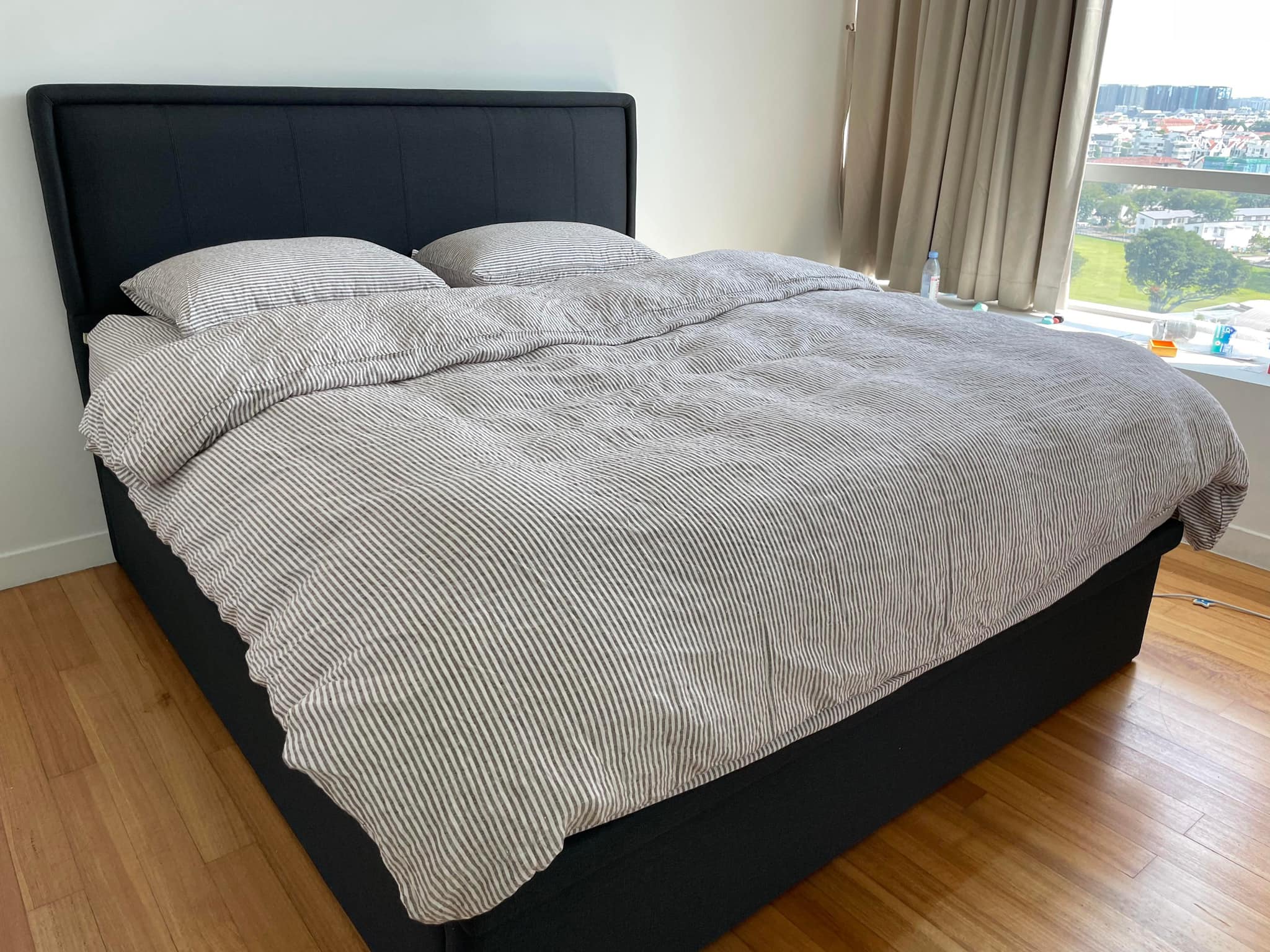 Phòng ngủ căn hộ hiện đại với chăn ga gối linen Pháp sọc xám