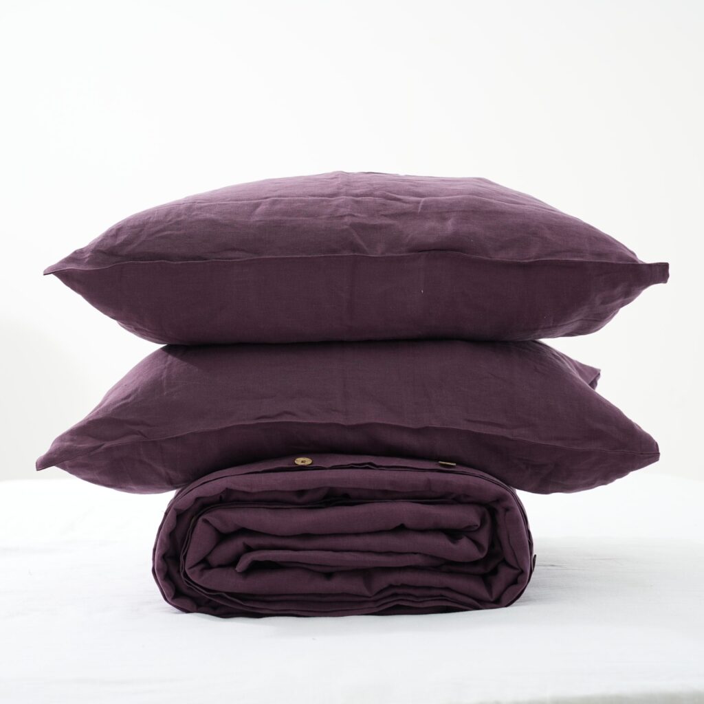 So sánh chăn ga linen và chăn nỉ cho mùa lạnh