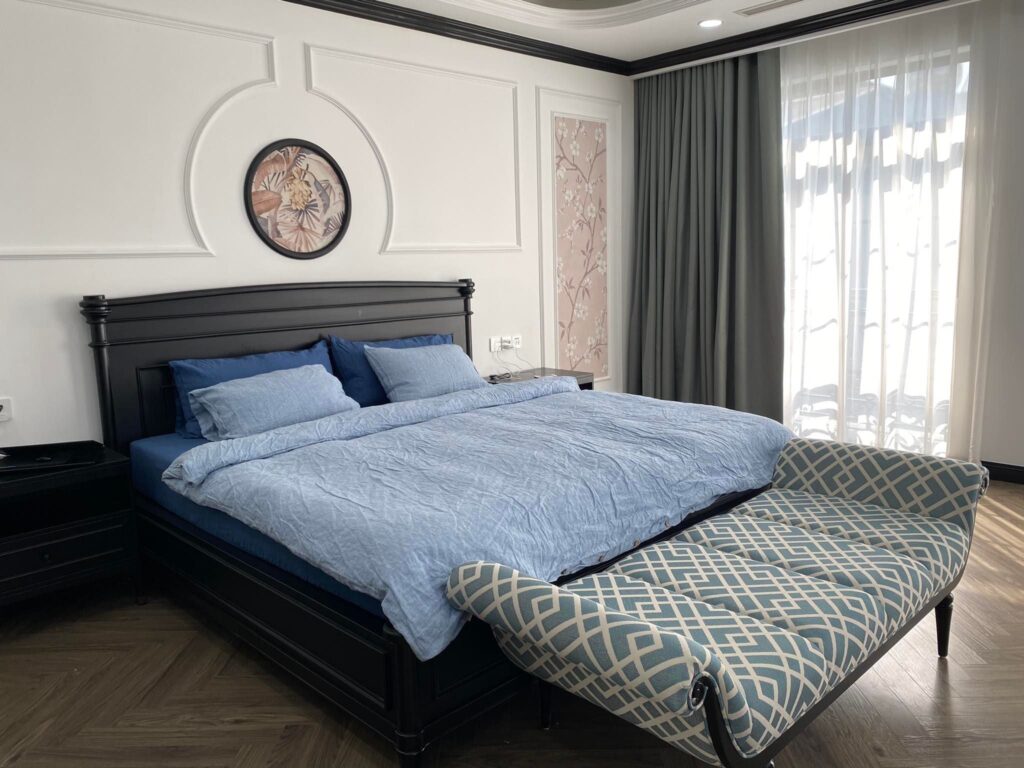 Chăn ga gối linen xanh baby trong phòng ngủ trắng đen