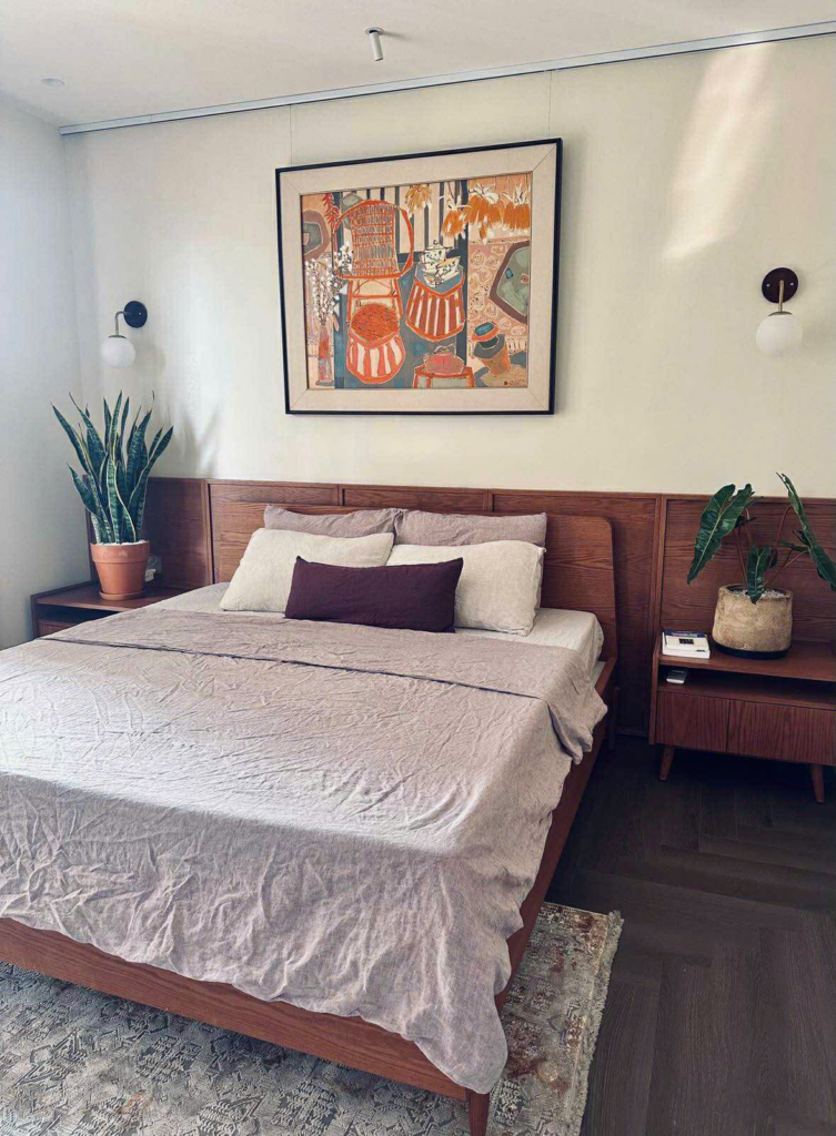 Phòng ngủ mid-century modern với chăn ga gối linen tông ấm