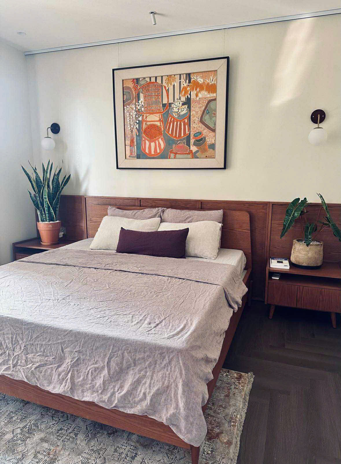 Phòng ngủ mid-century modern với chăn ga gối linen tông ấm