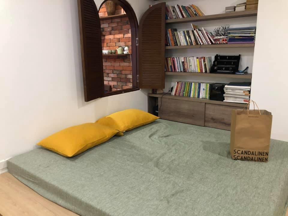 Phòng ngủ phố cổ Hà Nội với chăn ga gối linen vàng mù tạt và xanh sage
