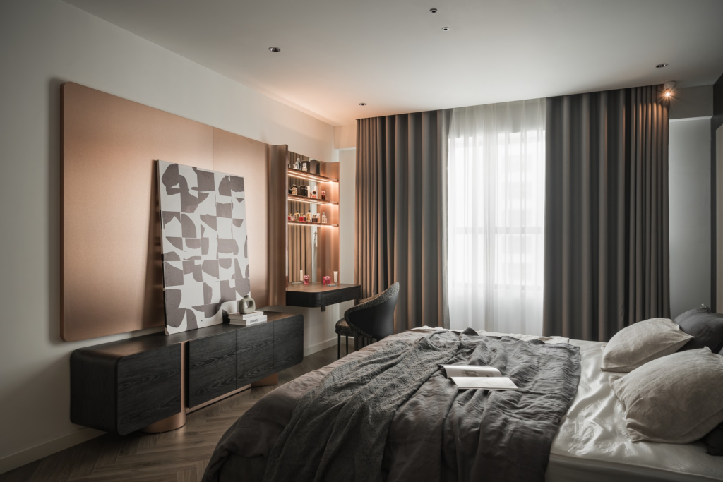 Phòng ngủ đơn sắc với chăn ga gối linen Pháp màu xám