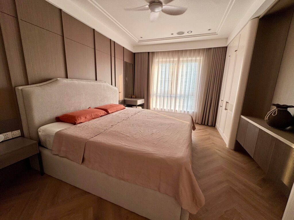 Bộ chăn ga gối linen Pháp màu hồng khô trong phòng ngủ ở Hà Nội