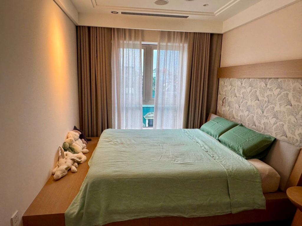 Phòng ngủ Hà Nội với chăn ga gối linen Pháp màu xanh bơ