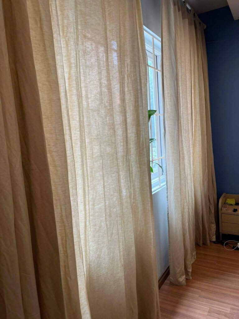 Rèm linen tre buông nếp mềm bên cửa sổ