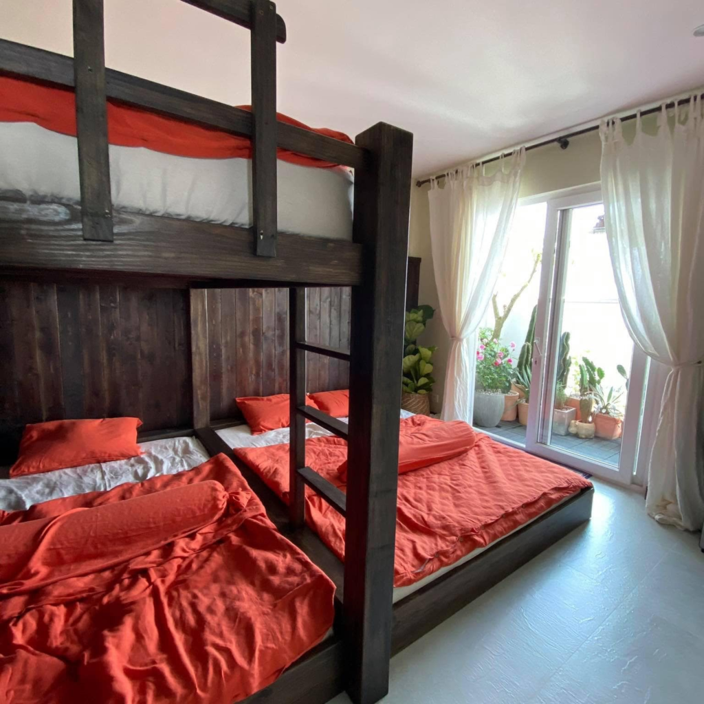 Phòng ngủ rustic với chăn ga gối linen sắc màu táo bạo