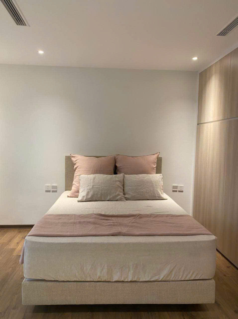 Phòng ngủ phong cách Scandinavian với chăn ga gối linen tông sáng