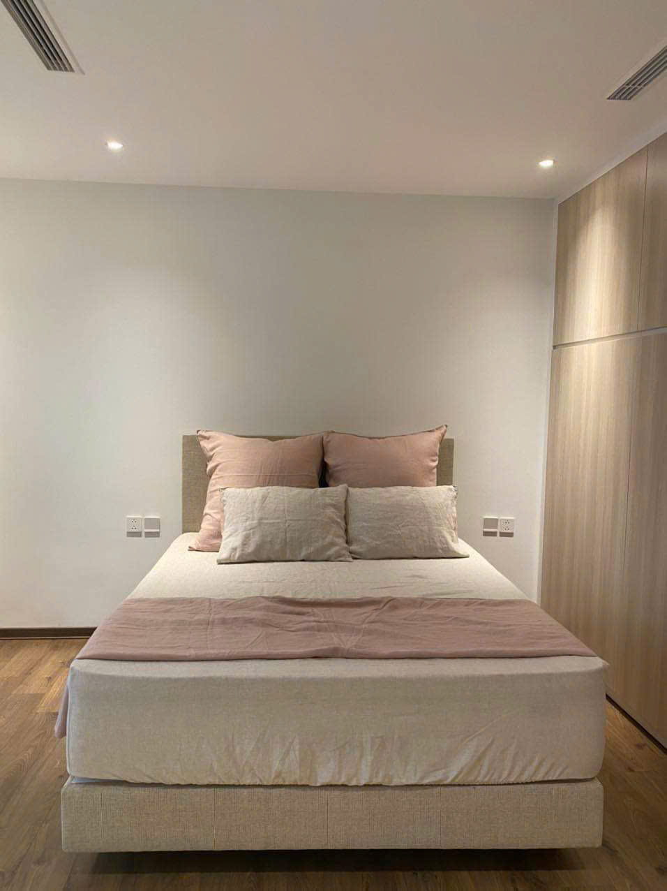 Phòng ngủ phong cách Scandinavian với chăn ga gối linen tông sáng