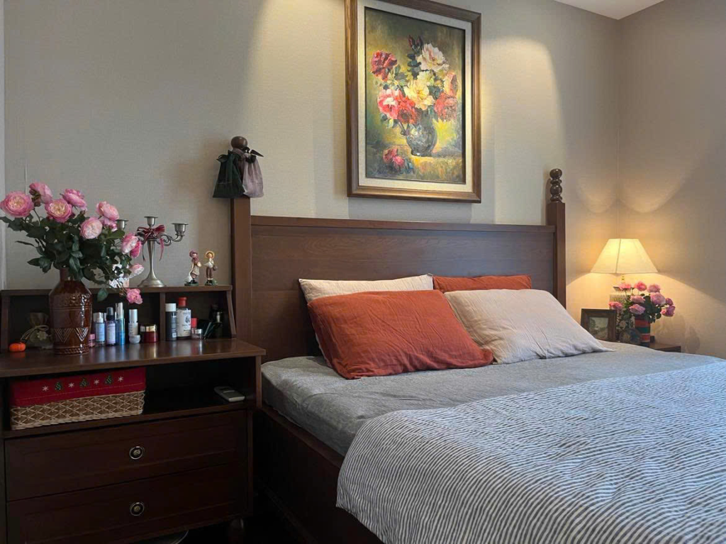 Phòng ngủ phong cách truyền thống với chăn ga gối linen tông trầm ấm