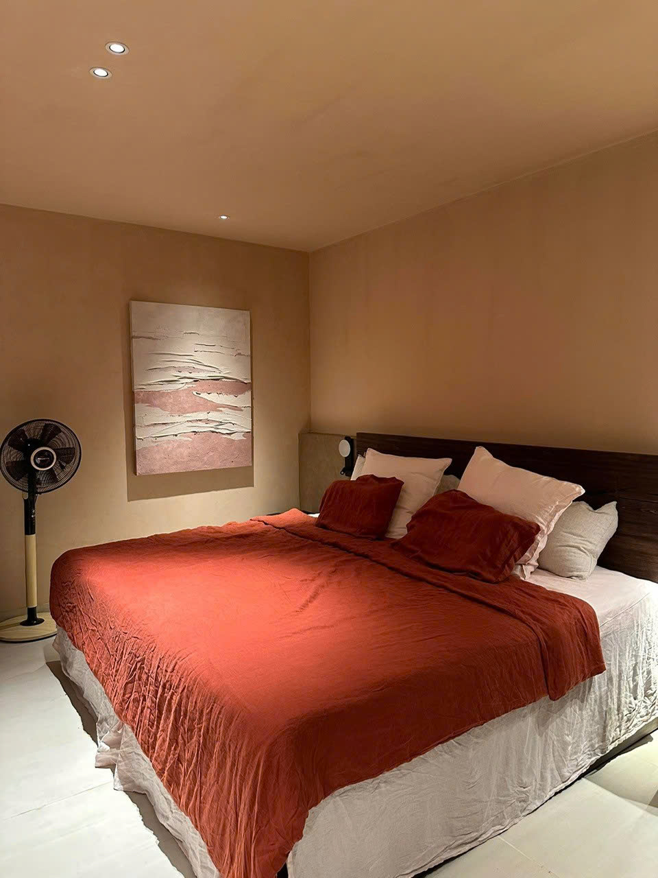 Phòng ngủ wabi-sabi với chăn ga gối linen một màu