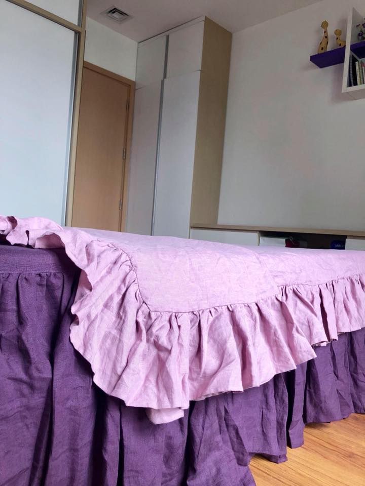 Chăn ga gối linen tím viền bèo trong phòng ngủ lãng mạn hai sắc