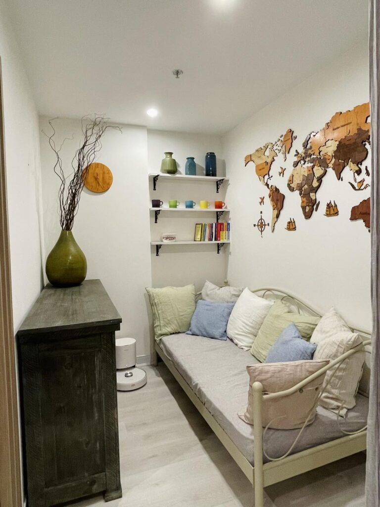 Phòng ngủ eclectic nhỏ gọn với chăn ga gối linen Pháp