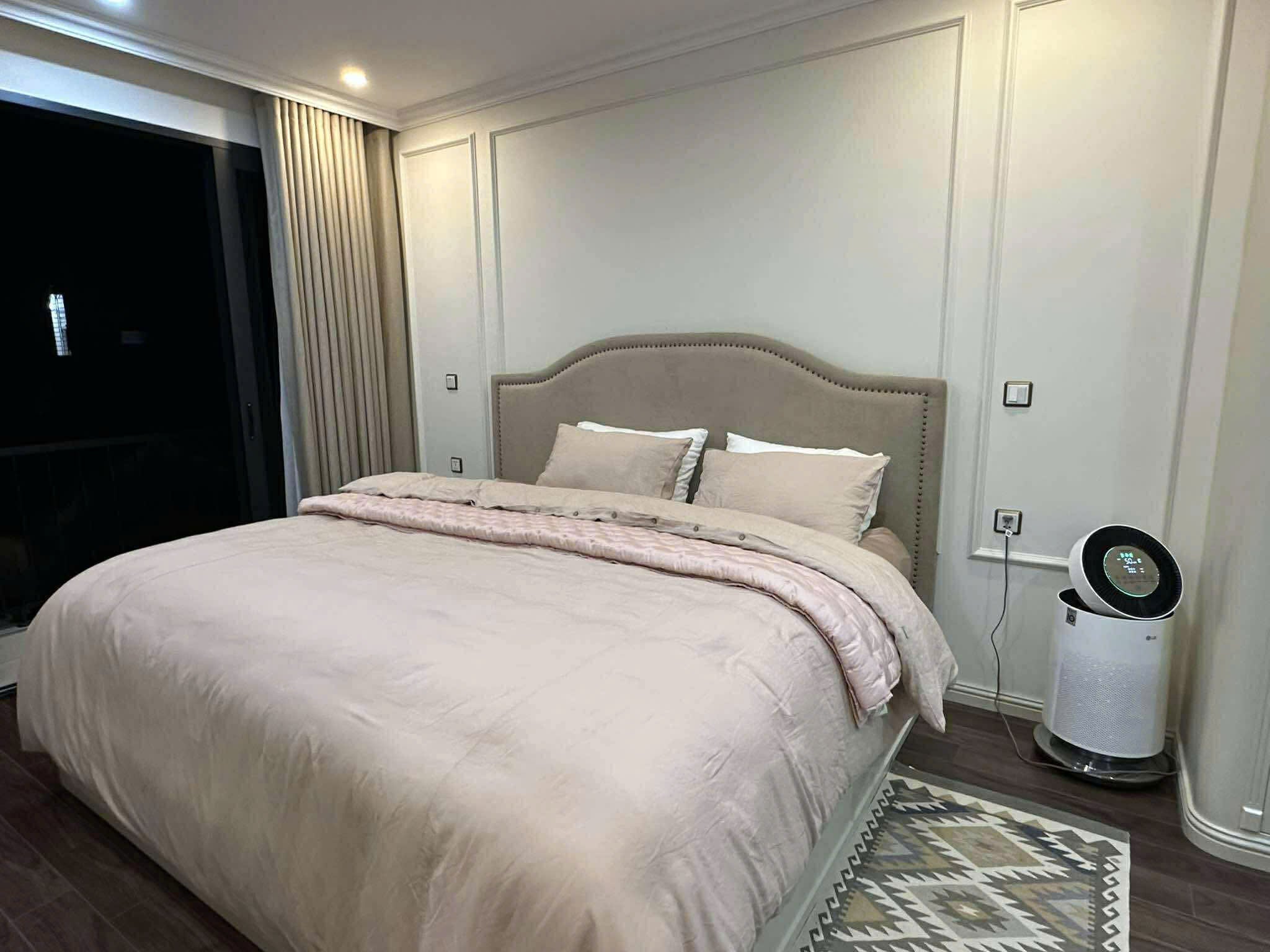 Phòng ngủ Pháp cổ điển với chăn ga gối linen màu hồng đào
