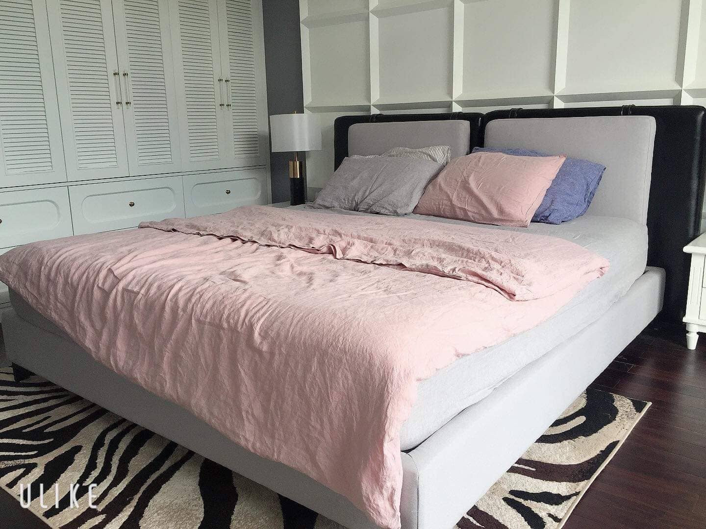Phòng ngủ Pháp cổ điển với chăn ga gối linen màu hồng khô