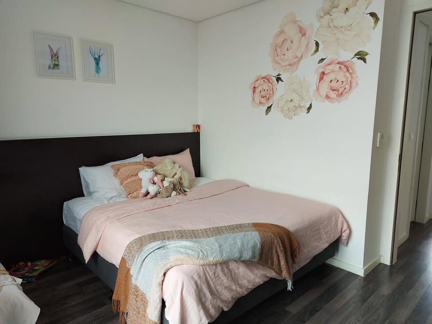 Phòng ngủ nữ tính với chăn ga gối linen màu hồng sương