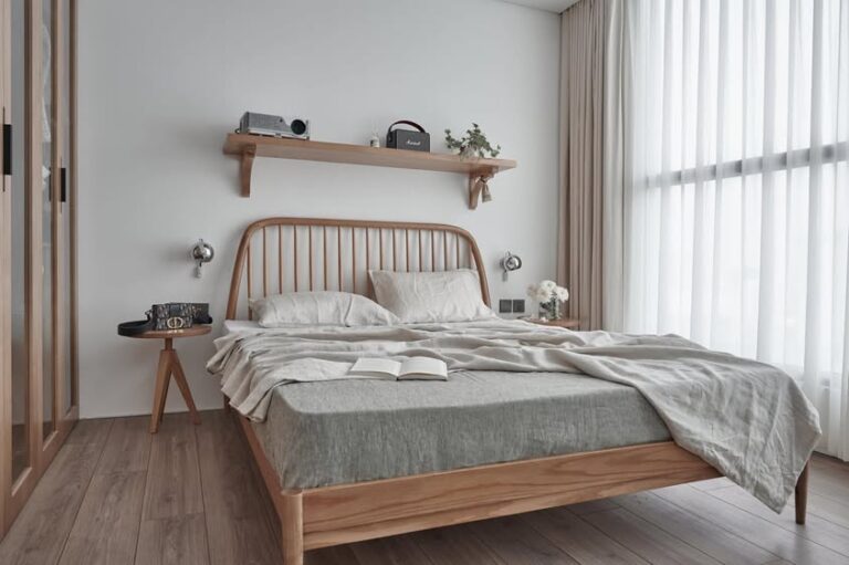 Phòng ngủ Japandi với chăn ga gối linen màu mộc flax