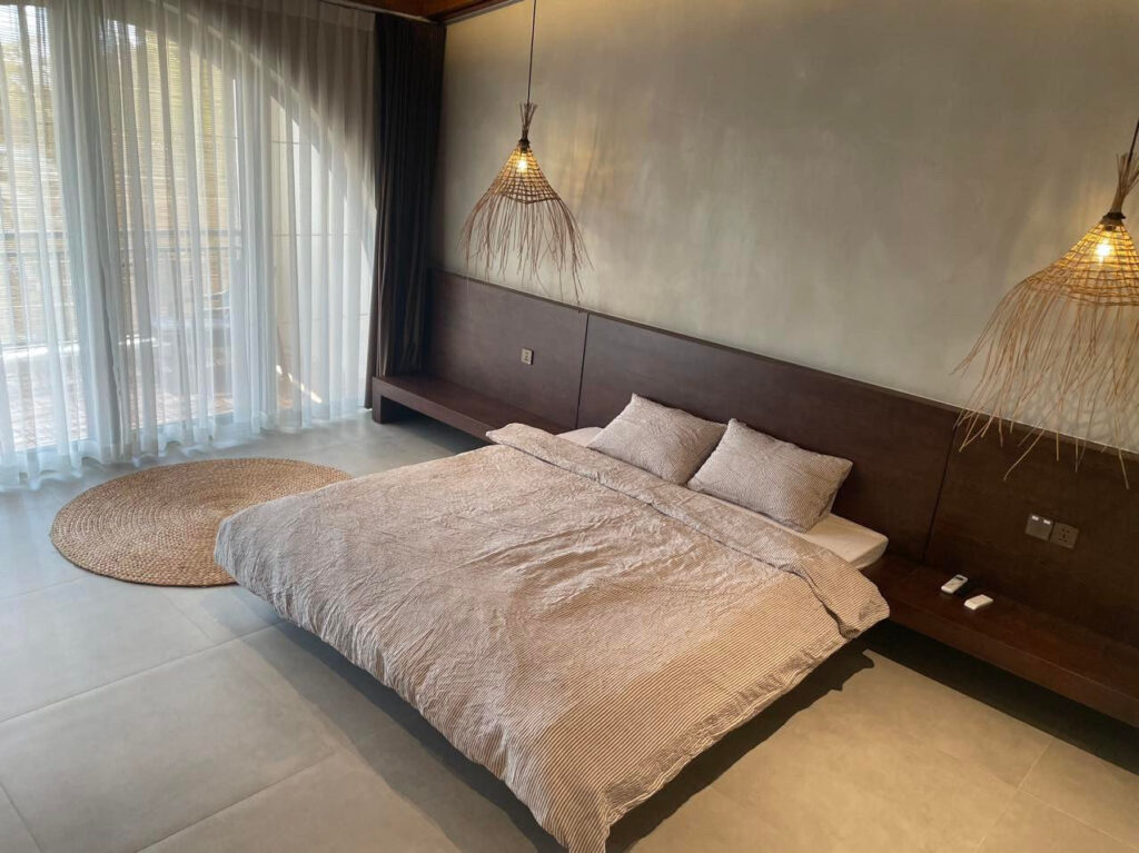 Chăn ga gối linen sọc xám trong phòng ngủ phong cách resort