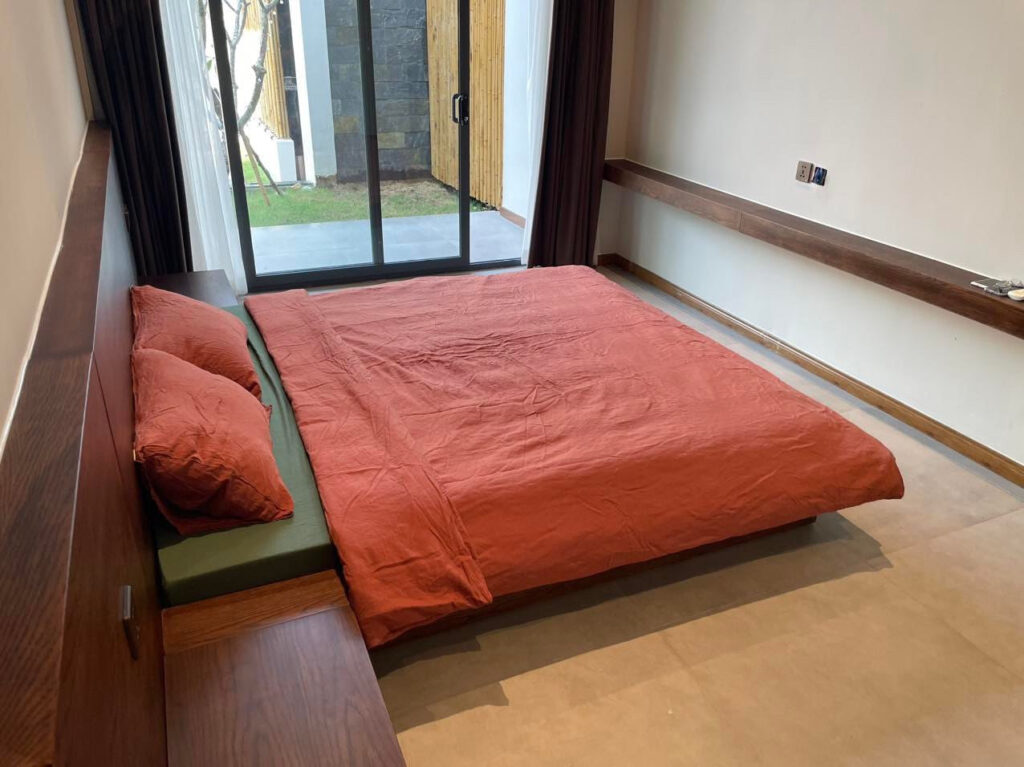 Phòng ngủ giường bệt kiểu Nhật với chăn ga gối linen màu terracotta