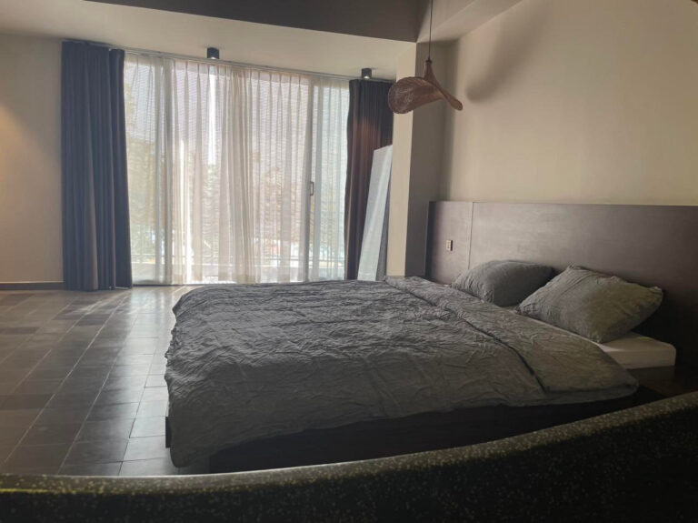 Phòng ngủ tối giản với chăn ga gối linen màu than chì charcoal