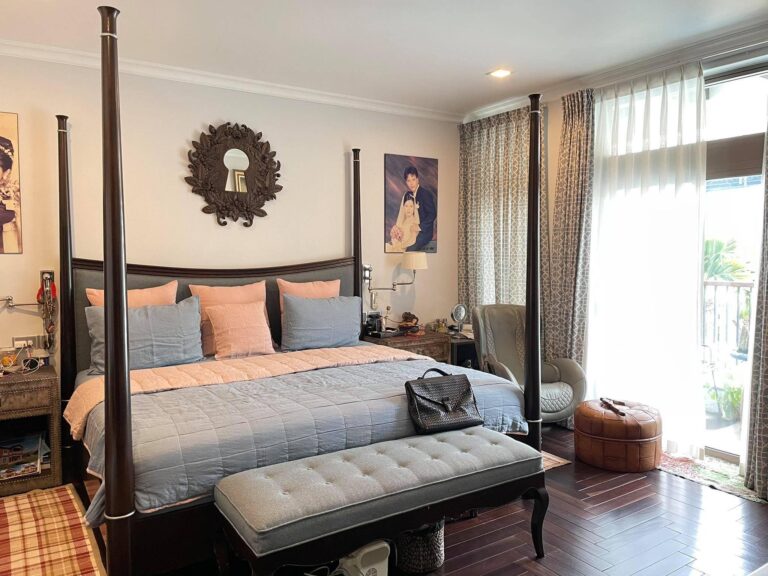 Phòng ngủ với chăn ga gối linen Pháp màu xanh