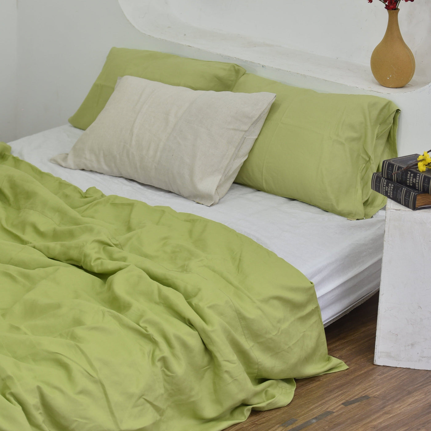 Vỏ chăn linen màu chartreuse xanh vàng trên giường