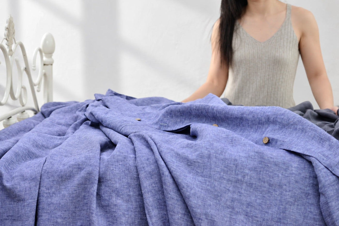 Bộ chăn ga gối linen màu tối trong studio ánh sáng dịu