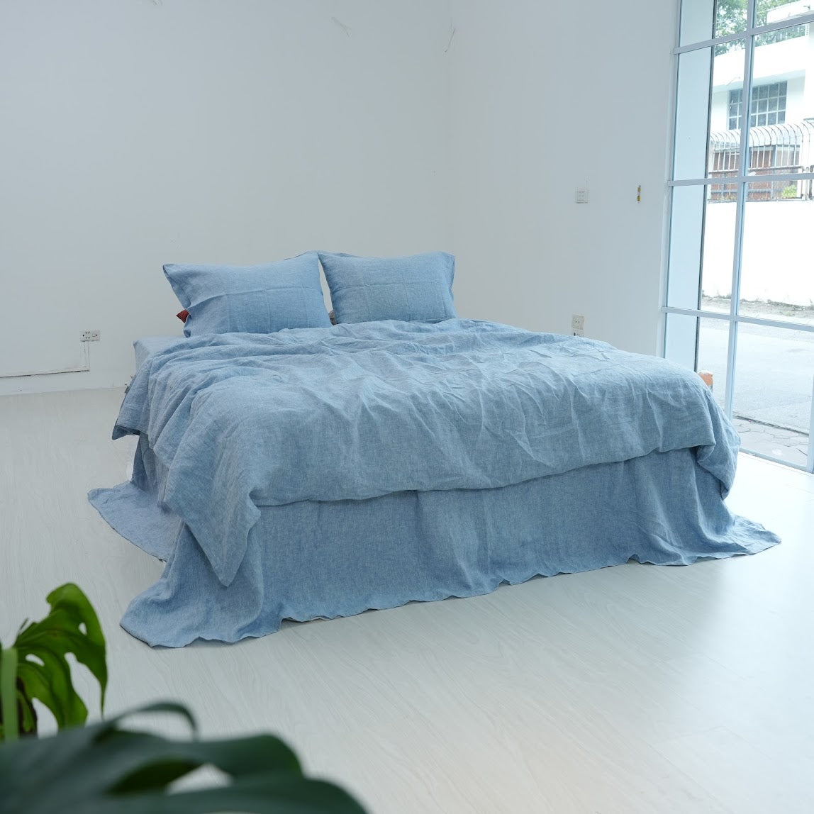 Vỏ chăn linen đặt may gấp gọn trên bề mặt sáng