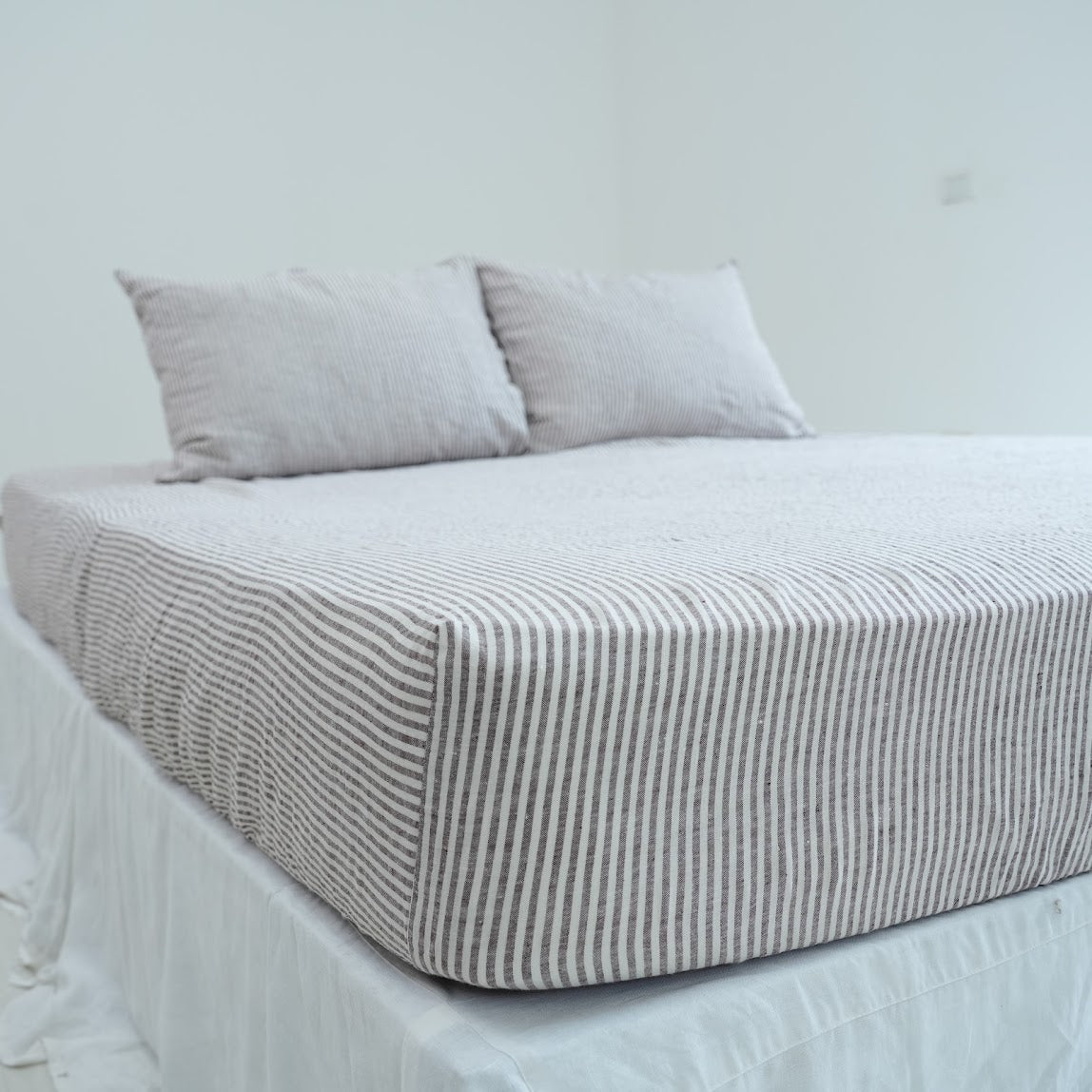 Ga chun linen ôm gọn một chiếc đệm mỏng