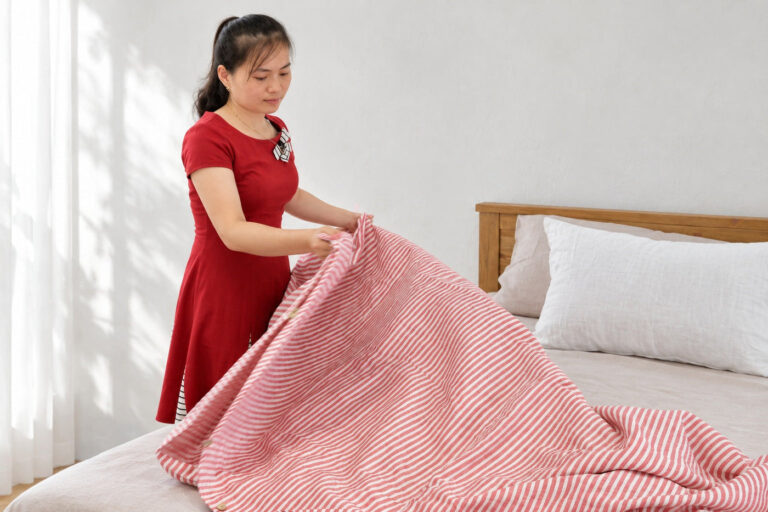 Giường trải vỏ chăn và vỏ gối linen gọn gàng không có ga trải phẳng