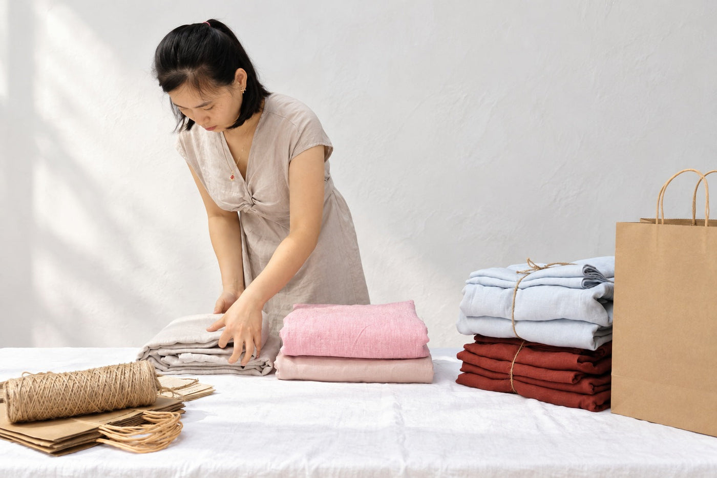 Ga chun linen gấp gọn bên cạnh vỏ chăn và vỏ gối trong studio