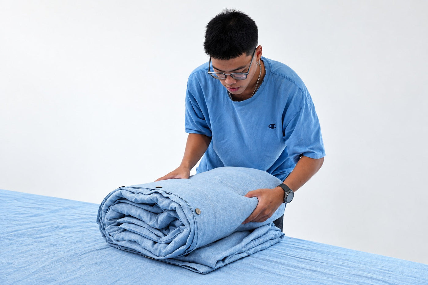 Vỏ chăn linen phối cùng ga cotton trắng trong studio